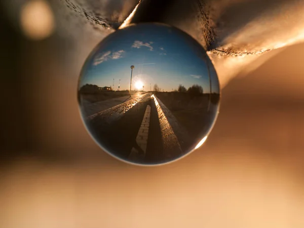 Reflecties op de zonsondergang in de stad in een kristallen bol / milieu concept — Stockfoto