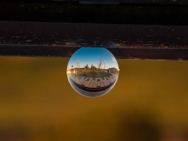 Spiegelungen des Sonnenuntergangs in der Stadt in einem Kristallkugel / Umwelt-Konzept — Stockfoto