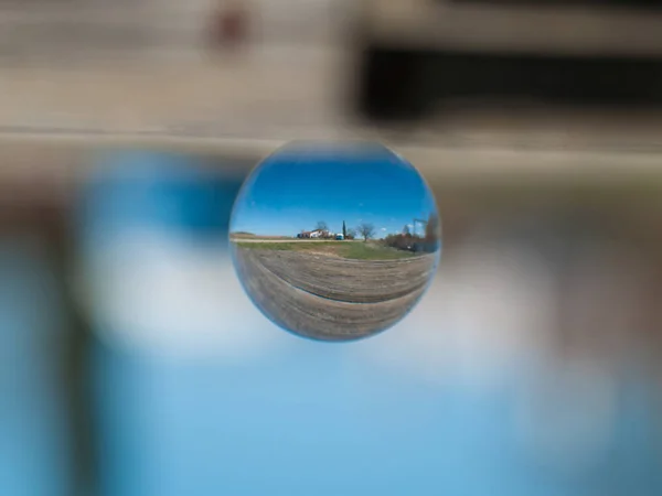 Reflexiones de tres desnudos del bosque en una bola de cristal / concepto de medio ambiente — Foto de Stock