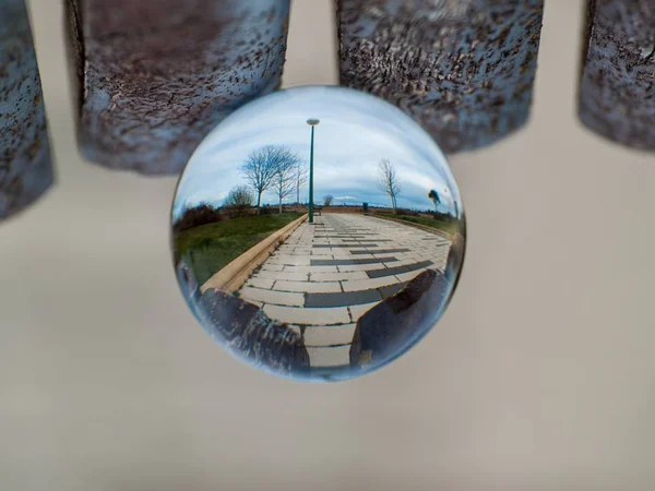 Reflexões de uma rua em um parque em uma bola de cristal / conceito de ambiente — Fotografia de Stock