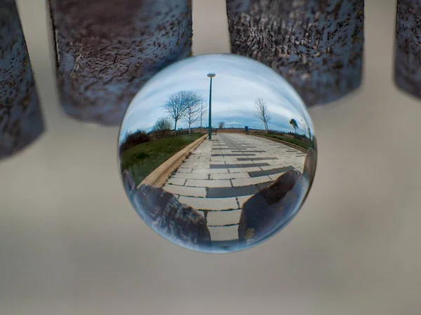 Reflexões de uma rua em um parque em uma bola de cristal / conceito de ambiente — Fotografia de Stock