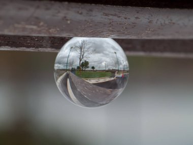 Değişim ve slaytlar bir kristal top bir parkta yansımaları / çocukluk kavramı