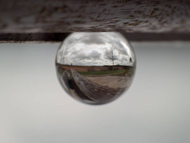 Bir kristal top bir parkta bir sokak yansımaları / çevre kavramı