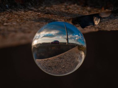 Şehirde bir kristal top, gün batımının yansımaları / çevre kavramı