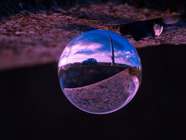 Bir kristal top bulutlu bir günde bir kırsal manzara yansımalar / çevre kavramı