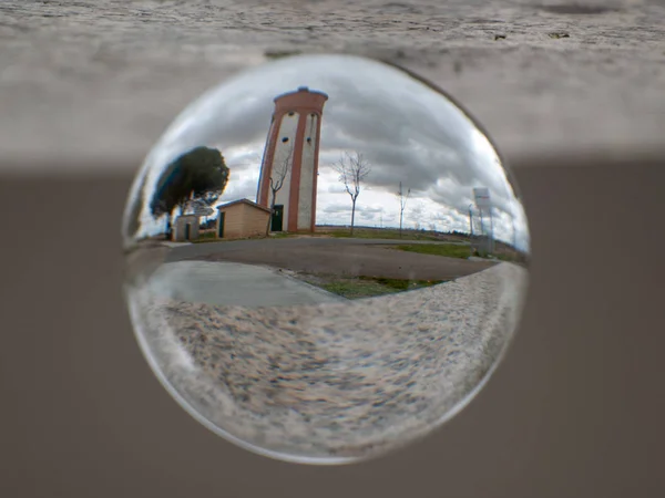 Reflexões da cidade em uma bola de cristal / conceito de vida urbana — Fotografia de Stock