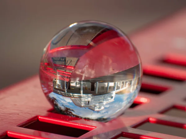 Reflexões abstratas em uma bola de cristal / conceito de criatividade — Fotografia de Stock