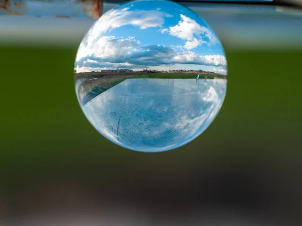 Reflexões de uma paisagem rural em um dia nublado em uma bola de cristal / conceito de ambiente — Fotografia de Stock