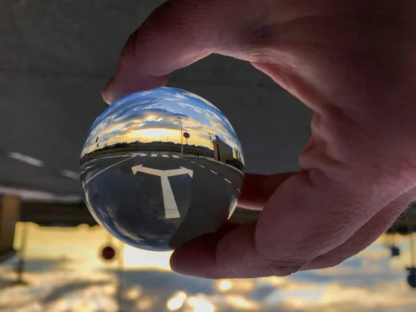 Reflexões de um sinal de parada e setas na estrada em uma bola de cristal / conceito de tráfego — Fotografia de Stock