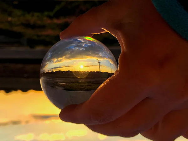 Odrazy slunce v zamračený den v křišťálové kouli / prostředí koncepce — Stock fotografie