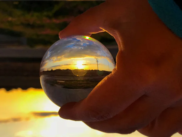 Odrazy slunce v zamračený den v křišťálové kouli / prostředí koncepce — Stock fotografie