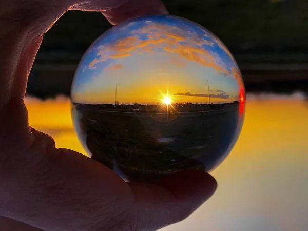 Reflejos de la puesta de sol en un día nublado en un concepto de bola de cristal / ambiente —  Fotos de Stock