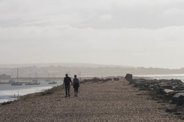 Sahilde yürüme Çift