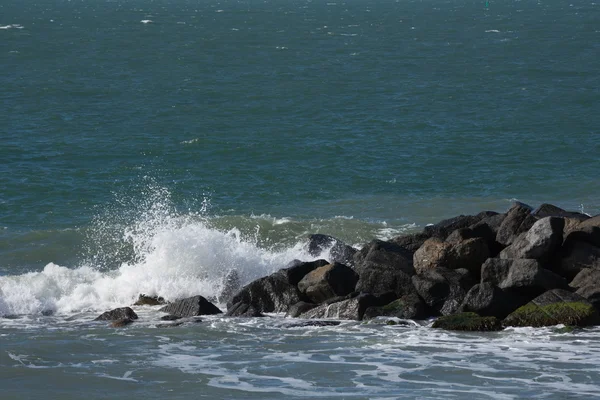 Vagues océaniques écrasant sur les rochers — Photo