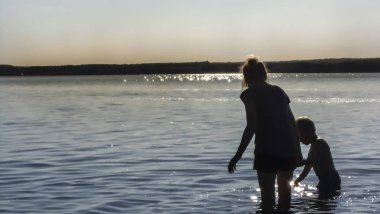 Mam oğlu sahilde su ile