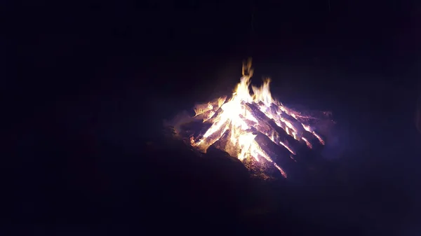 Fuego de campamento en el bosque — Foto de Stock