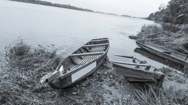Old boats on the river bank — Stock Photo, Image