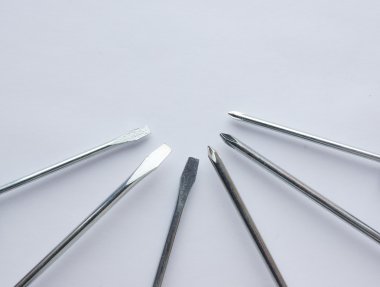 Beyaz arka plan üzerinde izole tornavida seti