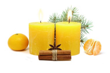 beyaz zemin üzerinde Noel mumlar