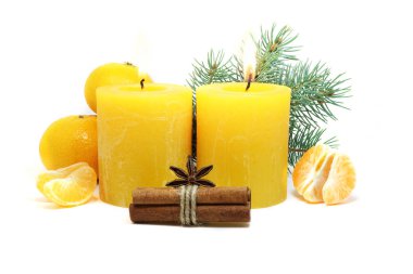 beyaz zemin üzerinde Noel mumlar