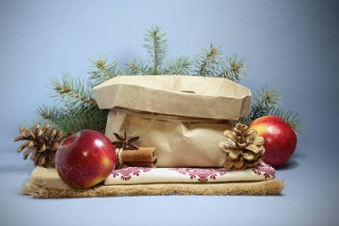 Noel kartı ile kırmızı elmalar