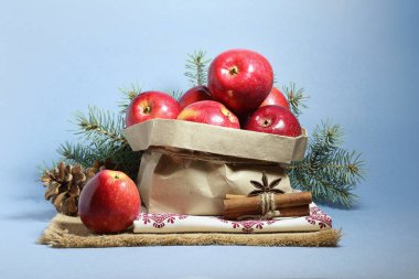 Noel kartı ile kırmızı elmalar