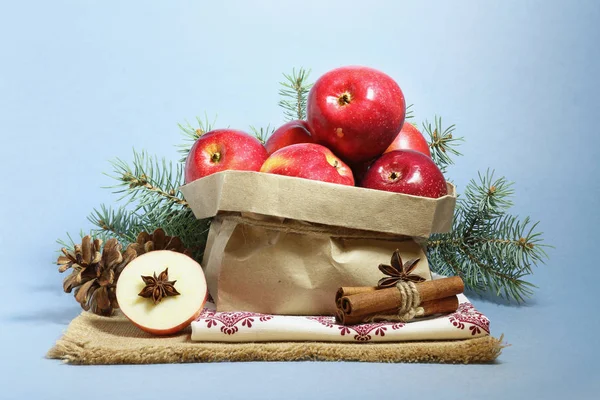 Noel kartı ile kırmızı elmalar