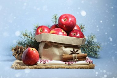 Noel kartı ile kırmızı elmalar