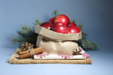 Noel kartı ile kırmızı elmalar