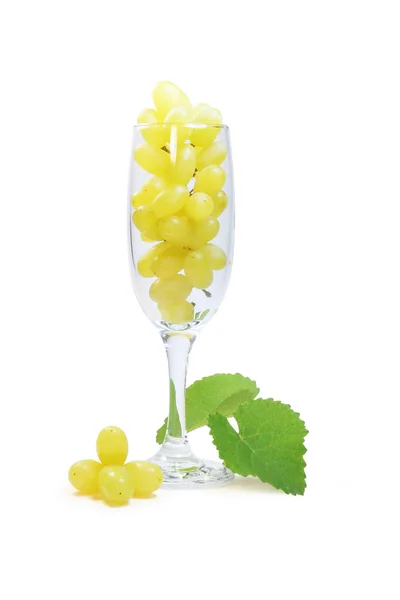 Uvas blancas en copa de vino — Foto de Stock