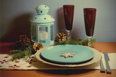 Noel yemeği bir mum ve çatal bıçak takımı