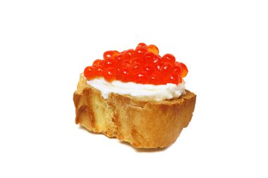 beyaz zemin üzerine kırmızı havyar ile sandviç