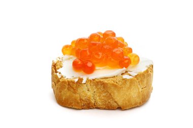 beyaz zemin üzerine kırmızı havyar ile sandviç