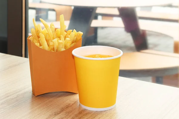 Fast Food im Café servieren — Stockfoto