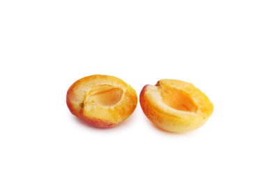 Beyaz arka planda izole edilmiş olgun kayısı.