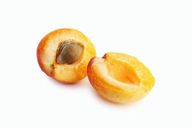 Beyaz arka planda izole edilmiş olgun kayısı.