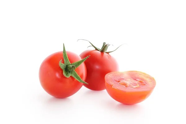 Tomater körsbär på vit bakgrund — Stockfoto