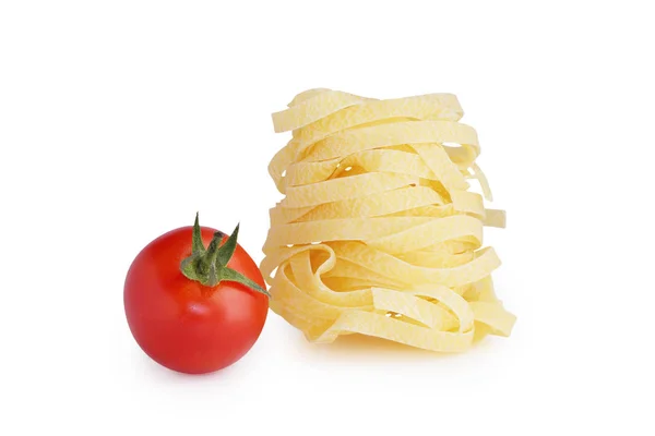 Italiensk pasta och tomater körsbär på vit bakgrund — Stockfoto