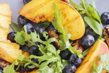 Yaz menüsü için şeftalili meyve salatası.