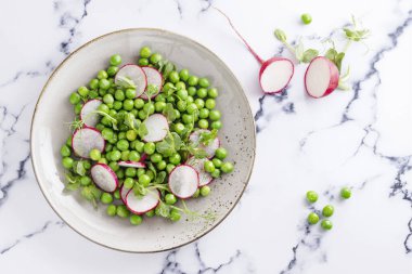 Bahar menüsü için taze turplu ve bezelyeli salata.