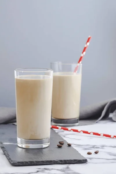 Frischer heißer Kaffee zum Frühstück — Stockfoto