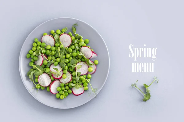 Salade fraîche aux radis et petits pois pour le menu du printemps — Photo