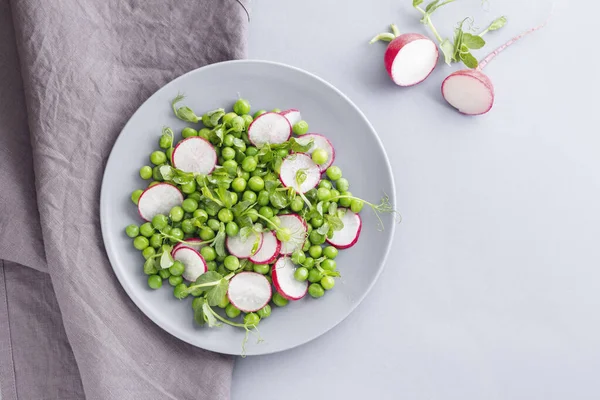 Salade fraîche aux radis et petits pois pour le menu du printemps — Photo