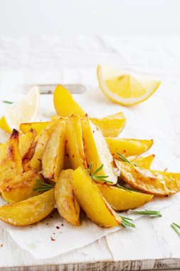 Beyaz tahta üzerinde biberiyeli ev yapımı patates kızartması.