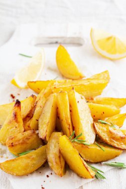 Beyaz tahta üzerinde biberiyeli ev yapımı patates kızartması.