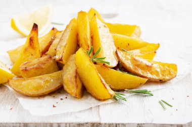 Beyaz tahta üzerinde biberiyeli ev yapımı patates kızartması.