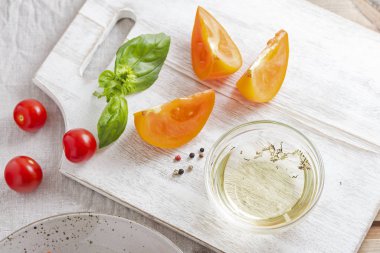 Ünlü İtalyan Caprese salatasının hazırlıkları.