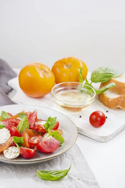 Preparation of the famous Italian Caprese salad — Stock Photo, Image