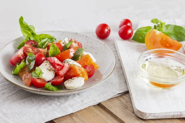 Préparation de la célèbre salade italienne Caprese — Photo