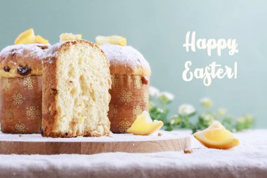 Paskalya pastaları ve bahar çiçekleri masada.